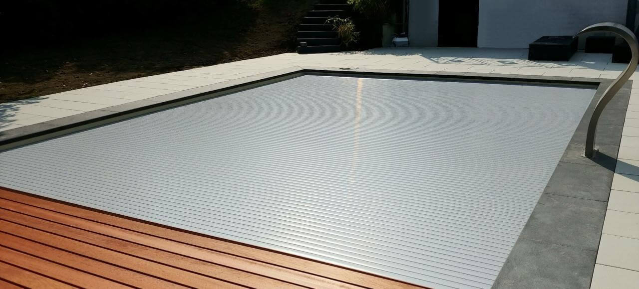 Aufrollvorrichtung QUADRO mit grauen PVC-Hart SENIOR Lamellen